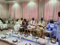 VISITE CHEZ LE KHALIFE DES MOURIDES CONDUISANT UNE DELEGATION AU NOM DU KHALIFE DE MEDINA BAYE CHEIKH MAHI IBRAHIMA NIASS